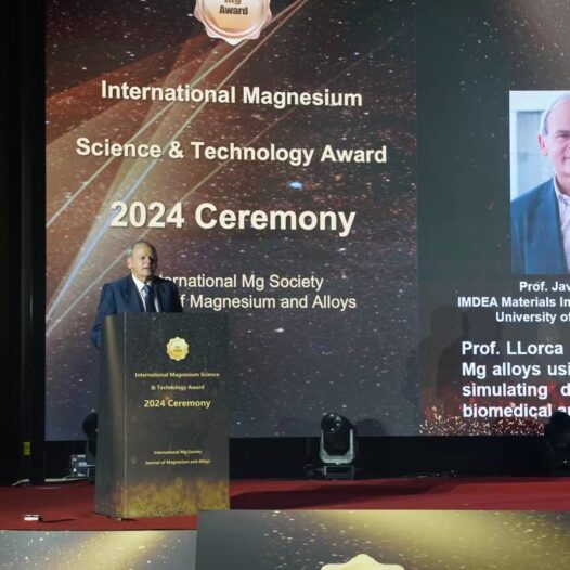 Javier Llorca recibe en China el Premio de la Sociedad Internacional del Magnesio